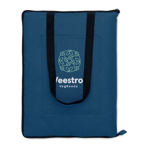 Werbeartikel Picknickdecke faltbar – blau – mit Logo bedruckt für Sommerfeste, mit Tragetasche, Schultergurt & Fronttasche