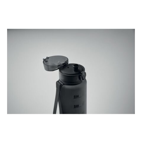 Werbeartikel Sport-Trinkflasche 1L aus recyceltem RPET mit Zeitmarkierung & Einhand-Verschluss auslaufsicher XL – schwarz – mit Logo bedruckt