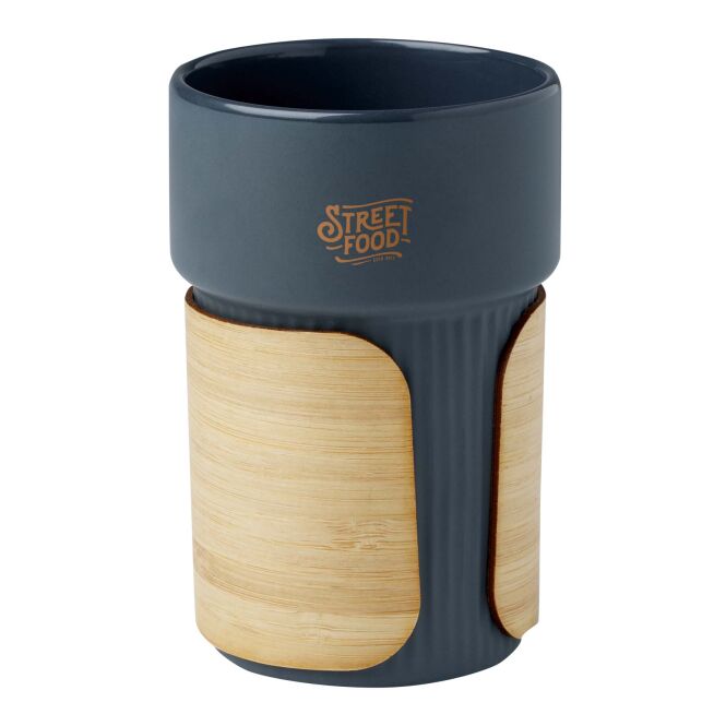 Werbeartikel Fika Becher 340 ml mit Express-Gravur – Hale Blue – nachhaltiger Keramikbecher mit Bambusdeckel für Büro und Firmenbedarf