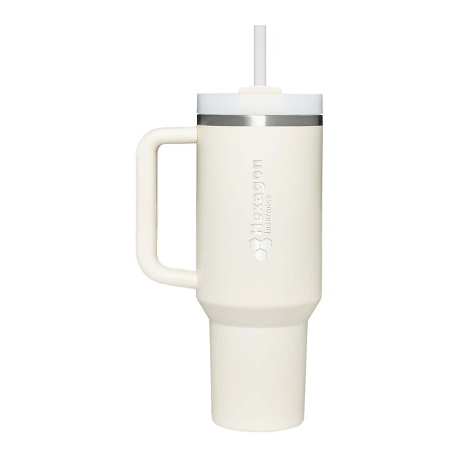 Premium-Werbegeschenk Stanley Quencher H2.0 mit Express-Gravur – 890 ml doppelwandig – Creme – nachhaltiger Trinkbecher für Firmenkunden
