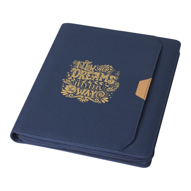 Kundengeschenk Schreibmappe Nomumi – navy – mit Logo geprägt mit 48h Express-Druck nachhaltiges rPET Portfolio für Geschäftskunden