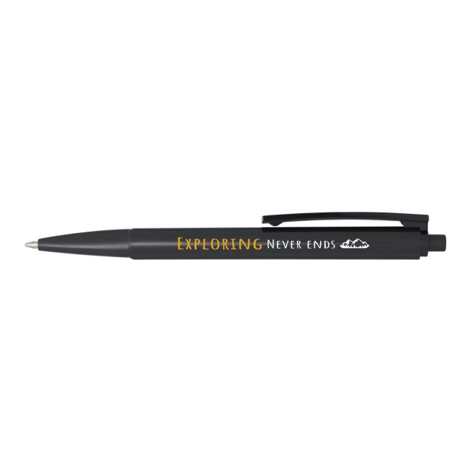 Firmengeschenk Kugelschreiber Elsa – schwarz – mit 48h Express-Werbedruck 100% recycelter Kunststoff, 1800m, Made in Italy, nachhaltiges Schreibgerät