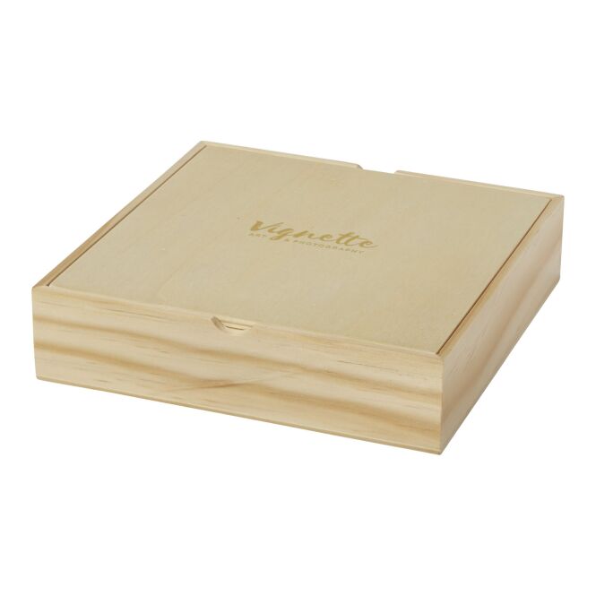 Firmengeschenk Monte Carlo Brettspielset mit Express-Gravur – Natur – klassische Spielesammlung aus Holz für Büro und Events