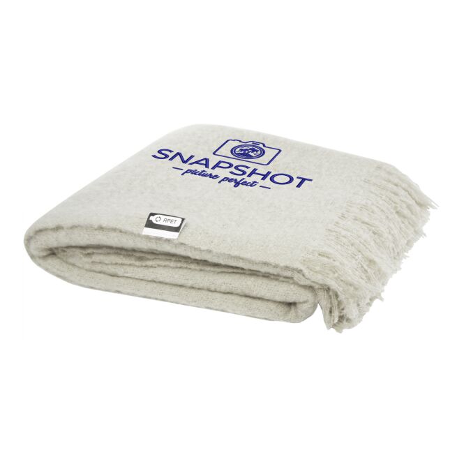 Premium-Werbeartikel Ivy RPET Mohair-Decke – hellgrau – nachhaltig mit Logo bedruckt für Firmen-Events