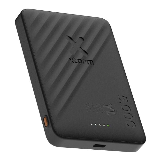 Kundengeschenk Powerbank Xtorm Go2 – schwarz – mit Logo bedruckt 48h Express-Druck 5000 mAh 15W kabellos für das Mitarbeiter-Onboarding