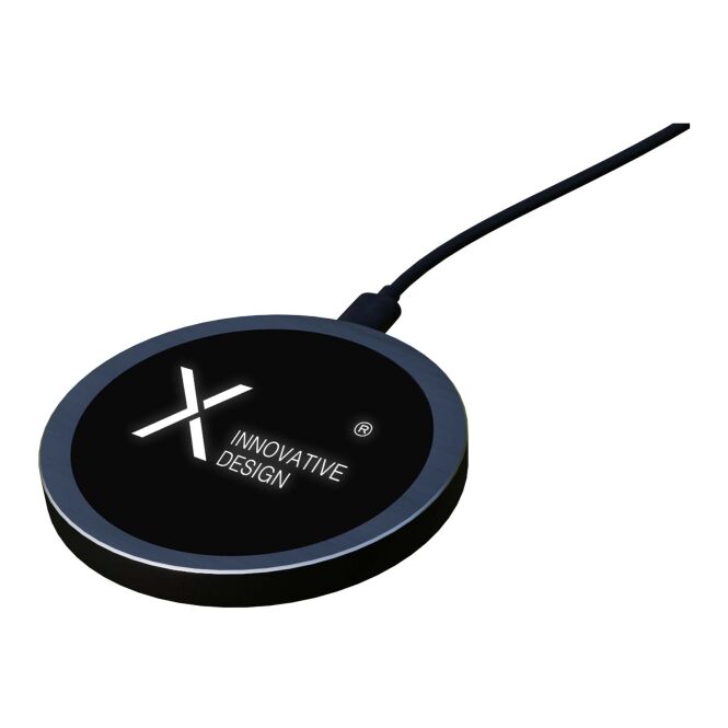 Kundengeschenk Wireless Charger SCX.design W32 – schwarz – mit Logo bedruckt 48h Express-Druck 15W Qi-Standard nachhaltig für das
