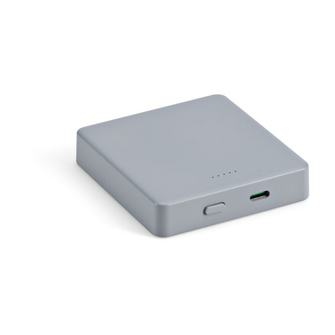 Premium-Werbeartikel Mendel Powerbank – silber – mit Logo bedruckt 5000 mAh 15W Qi-Standard für das Homeoffice
