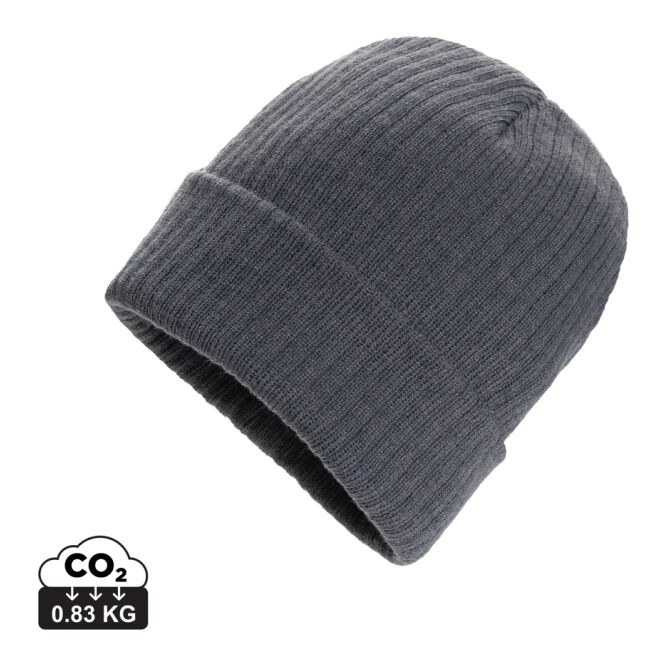 Mitarbeitergeschenk Mütze Pryor AWARE – grau – mit Logodruck recyceltes Rippstrick-Design als moderner Beanie für das Mitarbeiter-Onboarding
