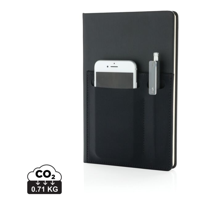 Werbeartikel A5 Deluxe Notizbuch mit Logodruck – Schwarz – hochwertiges Schreibbuch mit Smartphone-Fach für das Büro