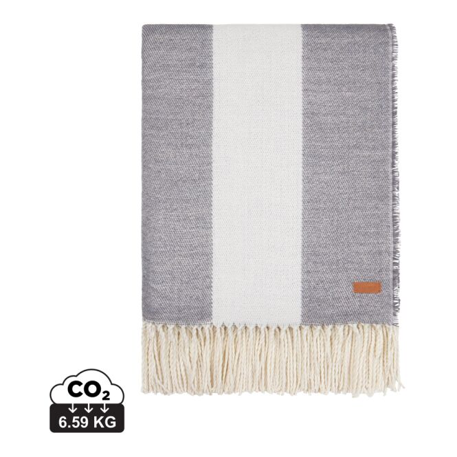 Mitarbeitergeschenk Vinga Tella Aware Decke mit Lederabzeichen – 130x170cm – Grau-neutral – nachhaltige Wohndecke für Firmen und Büros