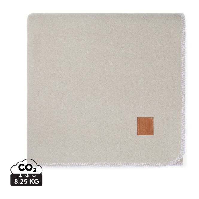 Kundengeschenk VINGA Moulton Decke – beige-federgrau – mit hochwertigem Stick 130x170 cm aus nachhaltigem rPET für Firmen-Events