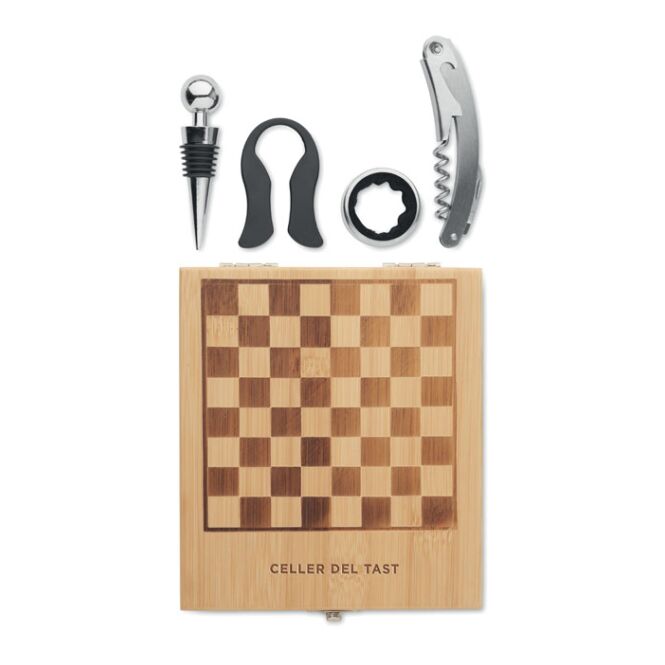 Firmengeschenk Weinset mit Schachspiel mit Gravur – Holzfarben – edles Zubehör für Geschäftspartner und Mitarbeiter