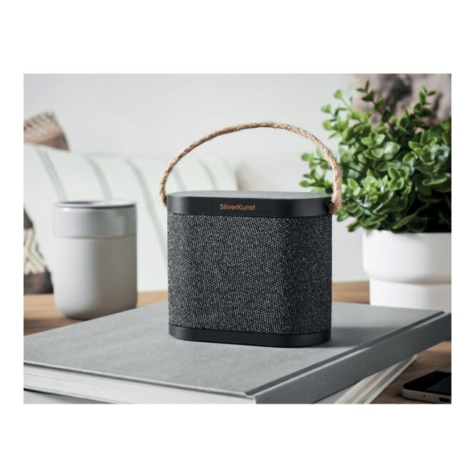 Firmengeschenk Ladestation mit Lautsprecher mit Logodruck – Schwarz – 5.3 wireless Soundsystem mit kabelloser Ladestation für Büros