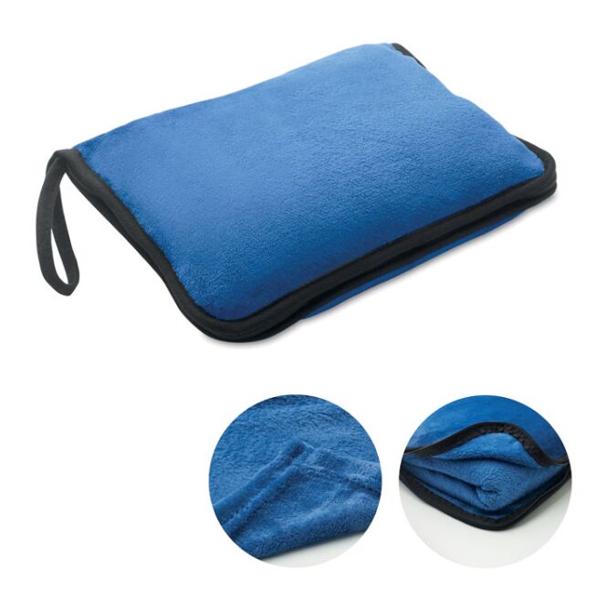 Werbeartikel Reisedecke 220g/m² Flanell – blau – mit Logo bedruckt, mit Kissenfunktion, Trageschlaufe & Trolley-Halterung für Firmenevents