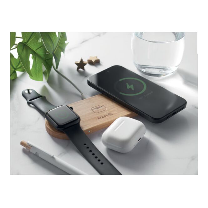 Premium-Werbegeschenk 3in1 Ladestation mit Gravur – Holzfarben – induktive Ladetechnik für Büro und Firmenkunden