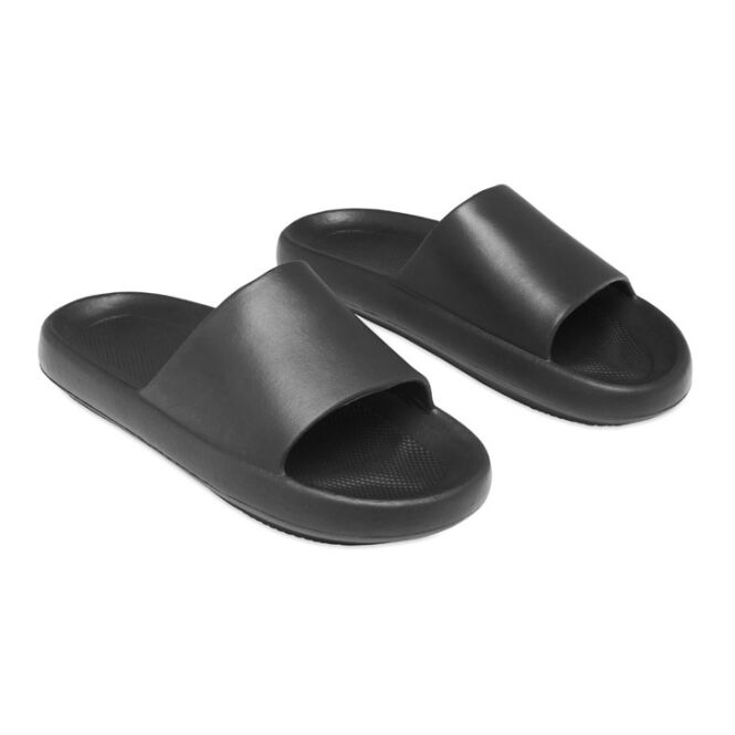 Messeartikel Badelatschen Unisex Größe 44/45 – schwarz – mit Logo bedruckt aus EVA Material, moderne Pool Slides für Firmenveranstaltungen