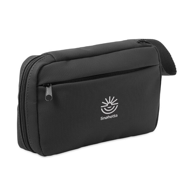 Mitarbeitergeschenk Kosmetiktasche 600D RPET – schwarz – mit Logo bedruckt als nachhaltiger Kulturbeutel für Firmen-Events und Messen