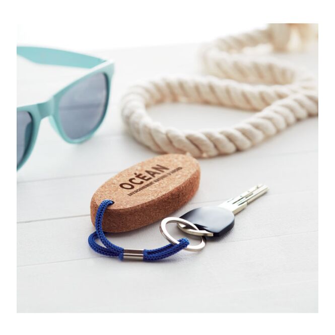 Werbeartikel Schlüsselanhänger aus Kork mit Gravur – Königsblau – schwimmendes Accessoire für Firmenevents und Marketing