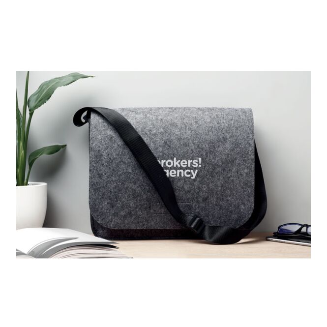 Werbeartikel Umhängetasche aus RPET-Filz mit Logodruck – Grau – nachhaltige Laptoptasche für Firmenmeetings