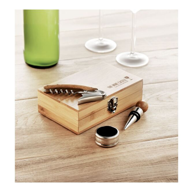 Firmengeschenk Weinset in Bambus-Box mit Gravur – Holzfarben – Weinutensilien für Business Events