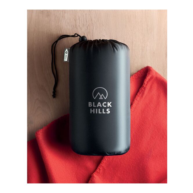 Werbeartikel Fleece-Reisedecke RPET – rot – mit Logo bedruckt nachhaltig 180 g/m² für Firmen-Events