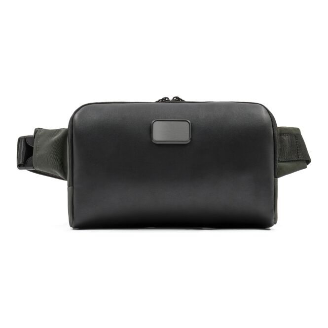 Firmengeschenk Umhängetasche BrandCharger Edge – schwarz – mit Logo bestickt, nachhaltiges, funktionales Briefcase für das Onboarding