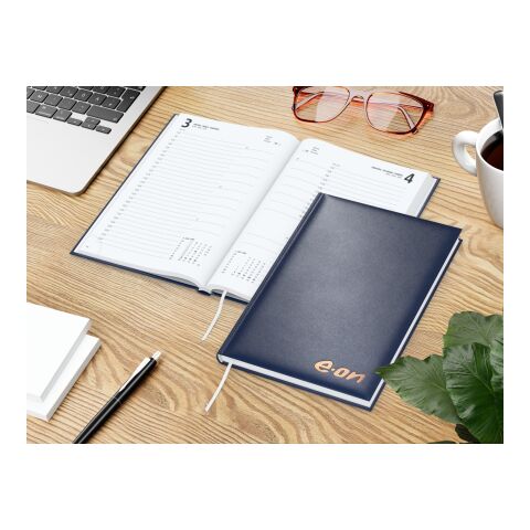 Tageskalender Basic Mo.–Fr. je 1 Seite 320 Seiten Kunstleder-Hardcover Dunkelblau | DIN A5 | ohne Werbeanbringung | Kupferprägung inkl.