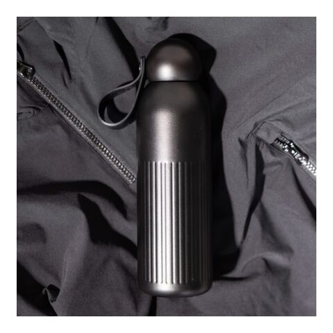 Sagaform Tekla Stahlisolierflasche (recycelt) 500 ml Schwarz | Gravur | Seite 1 Oberseite | 65 mm x 45 mm